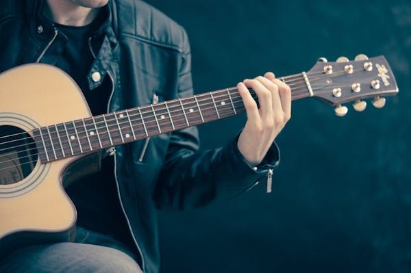 Découvrez les cours de guitare à domicile : pratiquez en paix !
