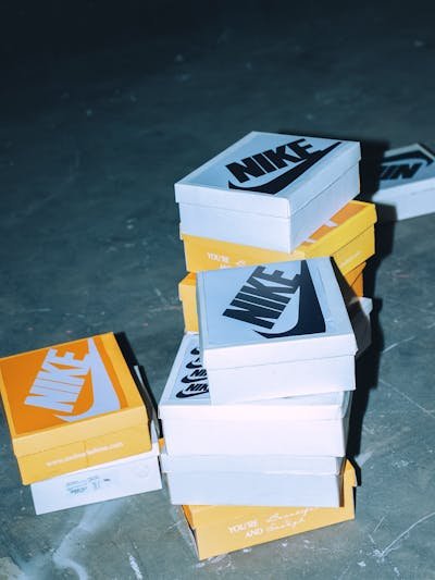 Explorez les surprises des boîtes mystères nike !